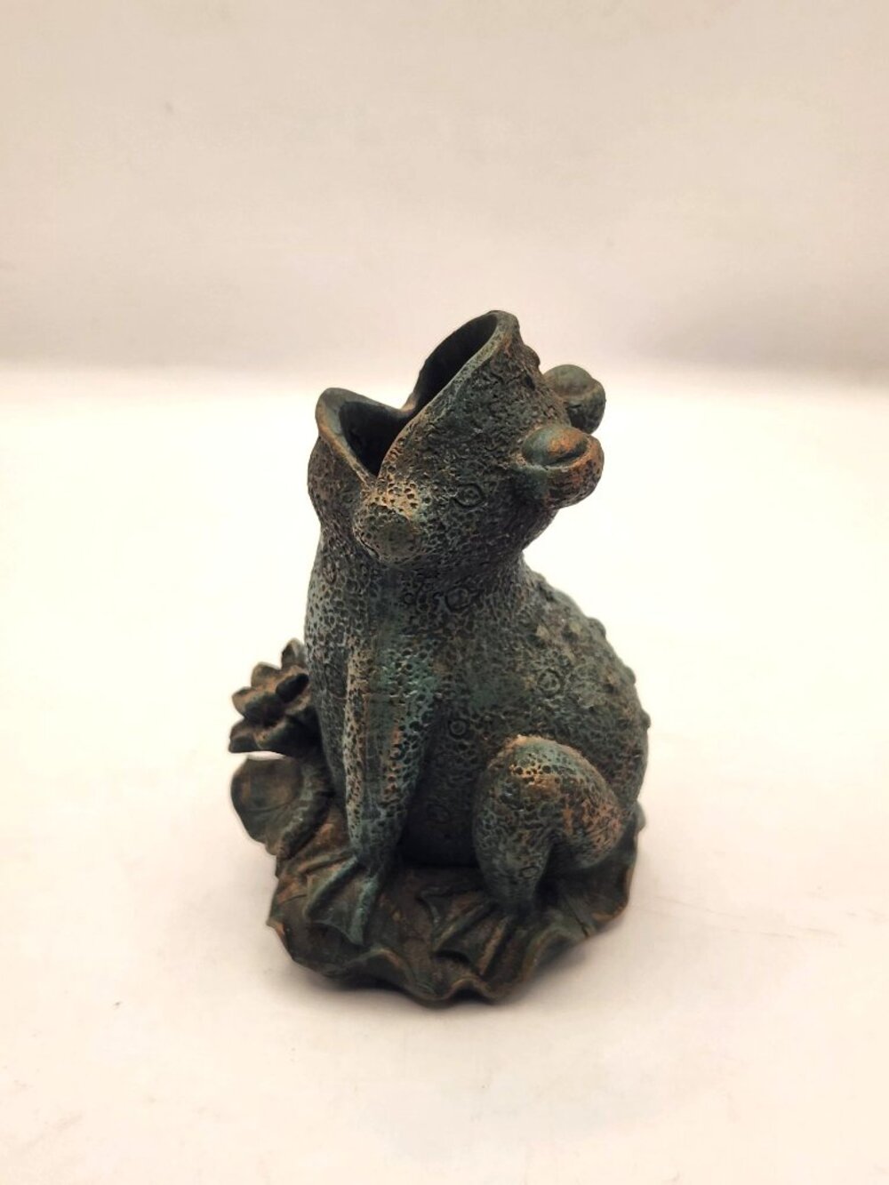 Frog figurine resin vintage indoor outdoor decor vase